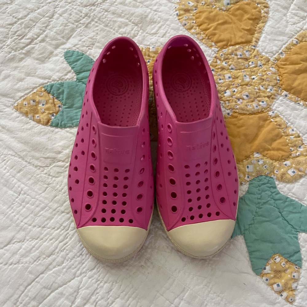 Native Jefferson shoes pink and bone color c12